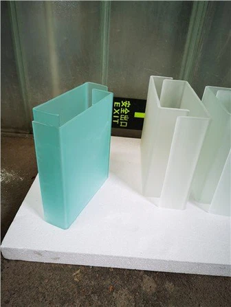 Verre en forme de toi givré